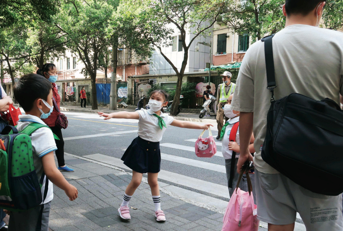  6月2日，上海长宁区复旦小学一二三年级学生返校开学。图/人民视觉