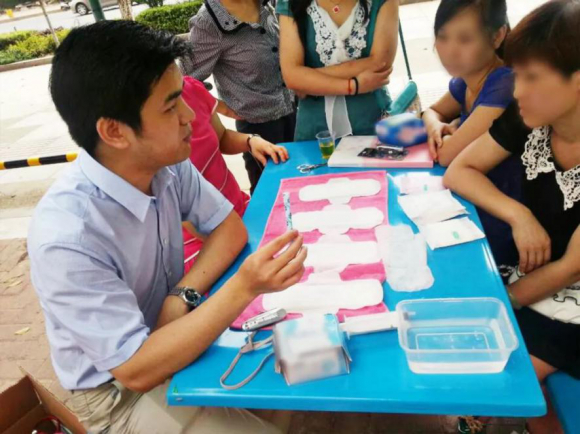 张帆在街头做卫生巾演示