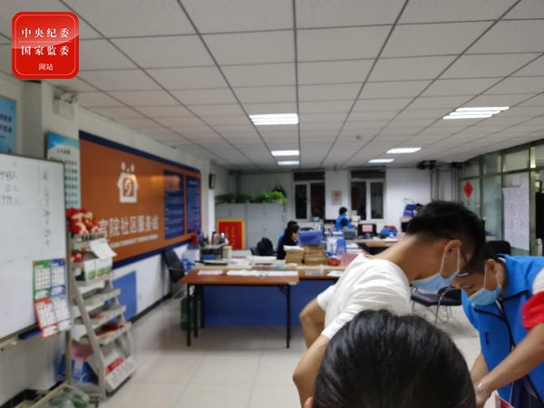  图为6月16日晚，天宫院居委会内仍然灯火通明。