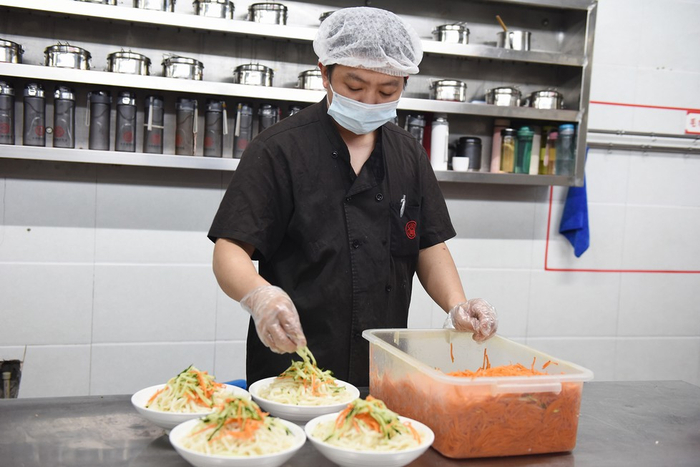 天气炎热，凉面、凉皮很受欢迎