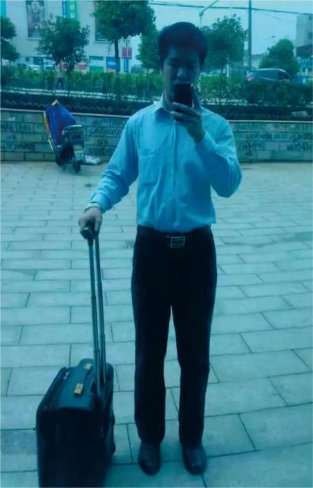 创业之初张帆拖着行李箱在街头推销