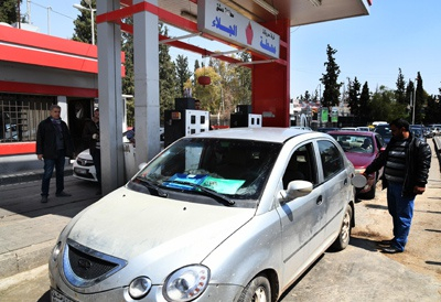 △图片来源：新华社（去年4月，在大马士革的一处加油站，民众车辆排队加油。）