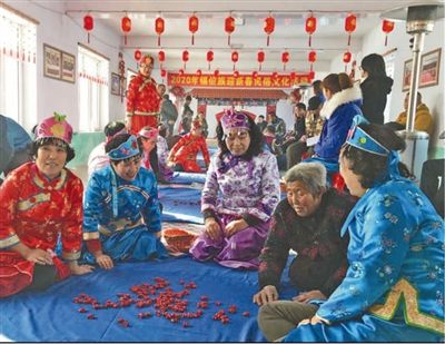 　　锡伯族村民在进行“欻嘎拉哈”比赛。 