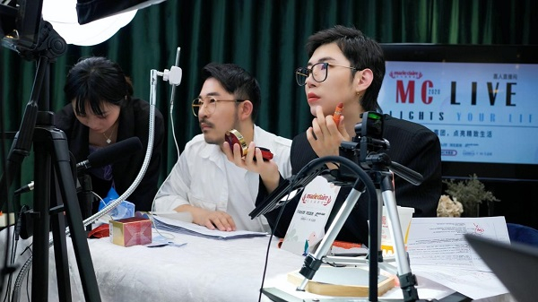 珠宝设计师龙梓嘉直播中介绍产品