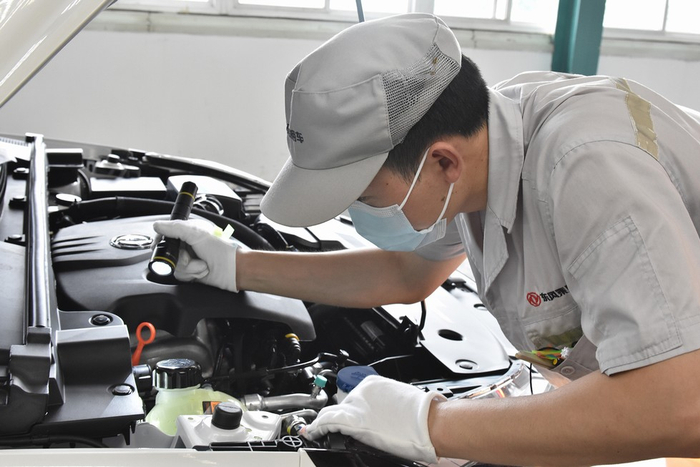 检测员正在对每一个部件做细致检查