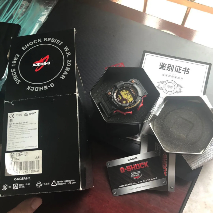 ▲孙先生收到的手表表带有孙先生不知道的使用痕迹，再结合之前外盒不匹配、配件缺失等情况，孙先生不由得感慨道，“这样的手表都能通过鉴定而直接发货，我不认为此次交易的鉴别是合格的。”