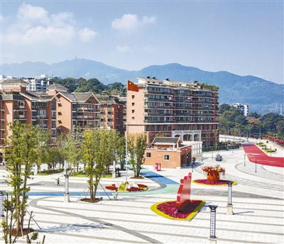 改造后，重庆市北碚区朝阳街道天津路社区换了新颜，周围还增添了广场、花园等休闲场所。秦廷富摄