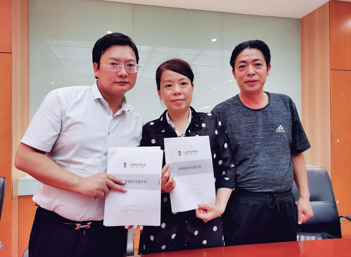  ▲许女士（中）已正式委托律师准备起诉相关医院。受访人供图