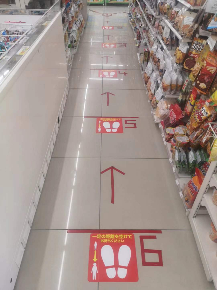 超市地面一米间隔路标指示（摄自名古屋）