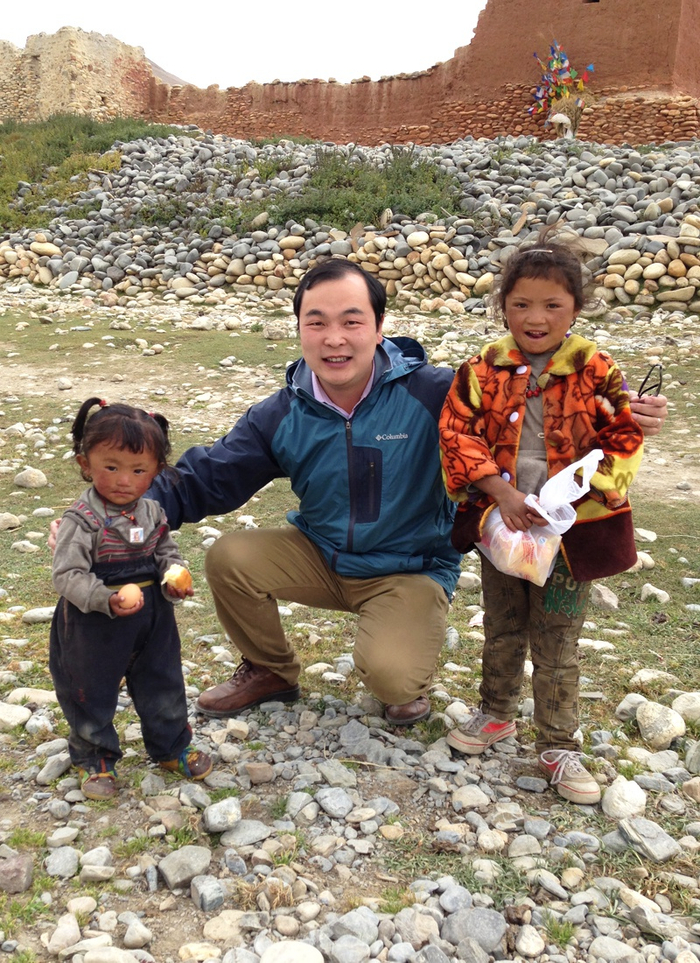  邬斌在日喀则与当地孩子们在一起。来源：上观新闻资料照片（受访者供图）