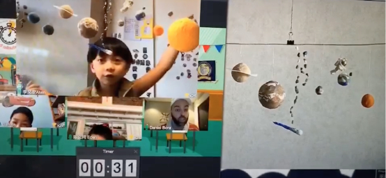 图为正在展示自己学习成果的李一诺