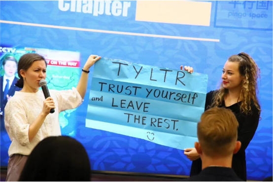 图为Anna的辅导老师——联合国教科文组织和海淀区英语教师培训师Tania