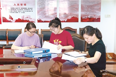 近日，宁波市奉化区纪检监察干部对公职人员违规持有村股份经济合作社股份情况进行核查。周霖湲 摄