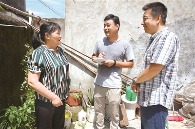 日前，宁波市镇海区专项清理工作组成员赴骆驼街道骆驼村，核查该村农村集体土地使用情况和股份分红情况。张瑾 摄