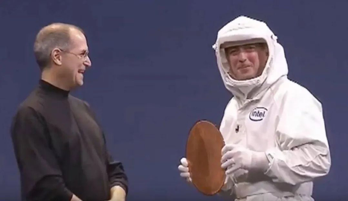 图注：2005 年，时任英特尔CEO Paul Otellini 将一枚英特尔生产的晶圆交给乔布斯，宣告两家公司合作的开始。