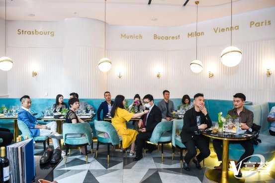 沙龙现场品鉴官沉浸其中