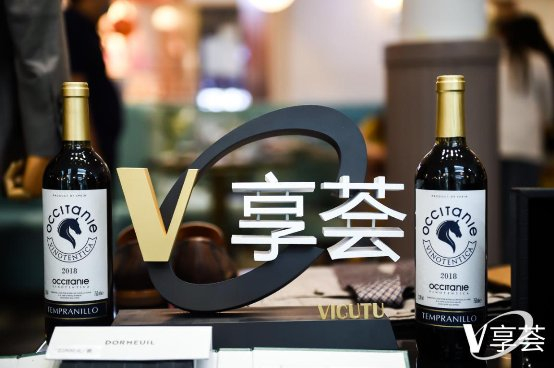 “西餐、红酒、华服”的品鉴沙龙现场