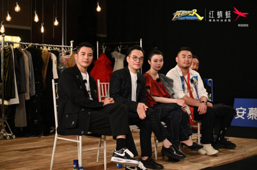 红蜻蜓品牌创始人、董事长钱金波(左二)