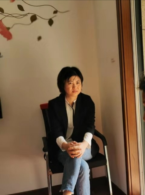 屠秋佳上门走访。