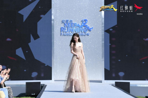 Angelababy杨颖穿着红蜻蜓美鞋录制节目