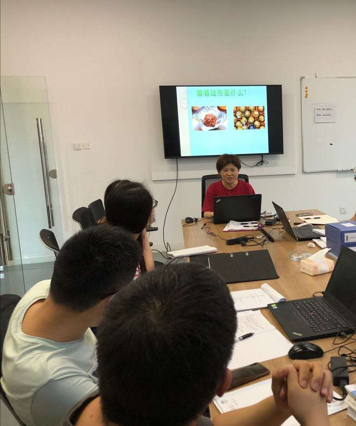 屠秋佳入企业宣传，做毒品知识讲座。