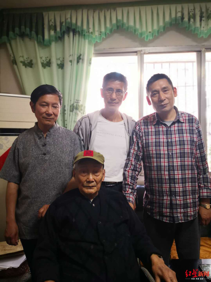  ↑赵仁宽生前与3个儿子合影。
