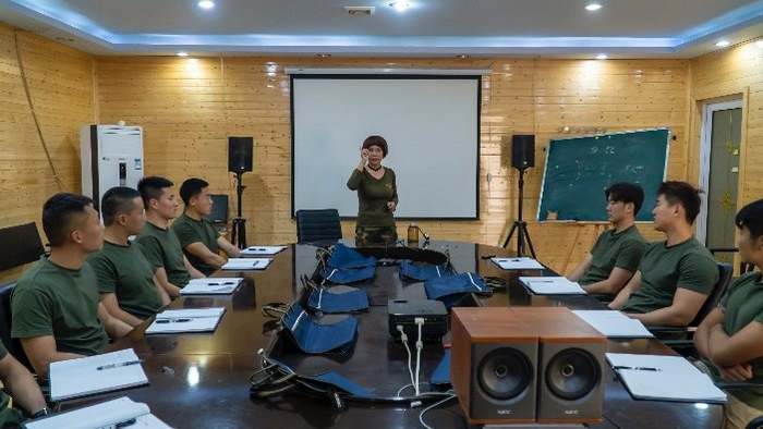 陈阳在向员工授课。图片来源：海豹御盾