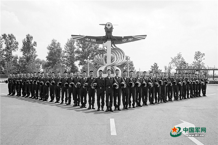 航空实验班学生赴空军航空大学参加体验飞行。