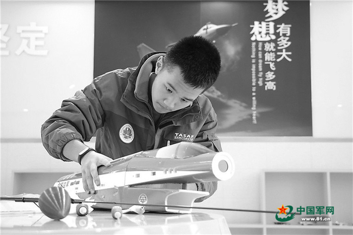 航空实验班学生进行模拟飞行训练。