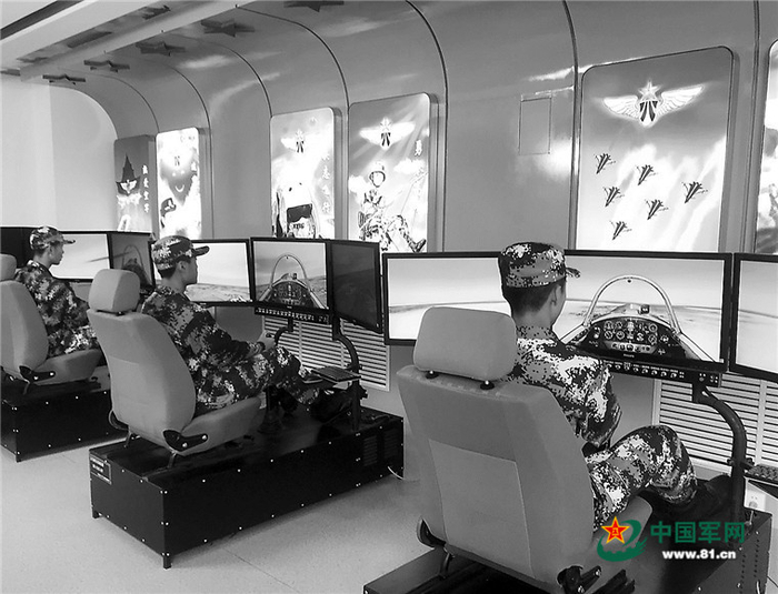 航空实验班学生安装航模。