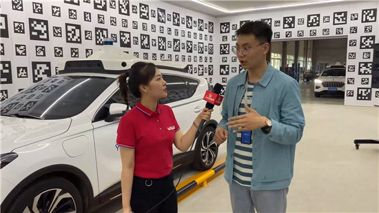 长城新媒体记者在沧州自动驾驶标定与维护中心采访。