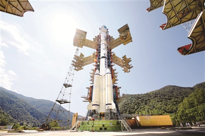 图为装载我国第55颗北斗导航卫星的长征三号乙运载火箭。（中国航天科技集团一院供图）