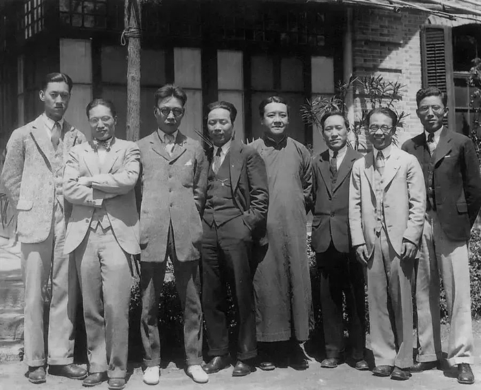 ▲清华年轻教授们的合影，右三为叶企孙