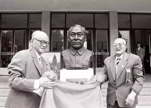 ▲著名科学家施嘉炀和王淦昌（左），在清华大学为新落成的叶企孙铜像揭幕。