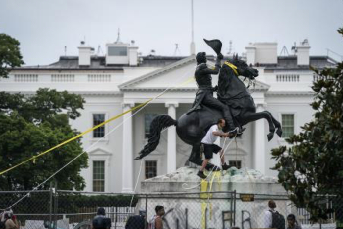 ↑22日，抗议者试图拉倒白宫外的前总统安德鲁·杰克逊塑像 图据央视新闻