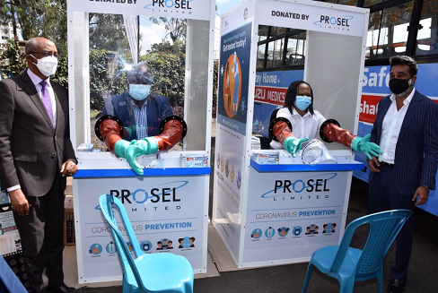 △肯尼亚进行新冠病毒检测的工作人员（图片来源：肯尼亚卫生部）