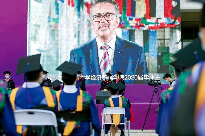 　　6月21日，清华大学经济管理学院2020年毕业典礼，世界卫生组织总干事谭德塞受邀视频发言。摄影/张斌