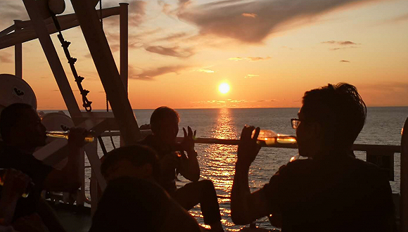 船员们在进行烧烤聚会（拍摄：王疏）