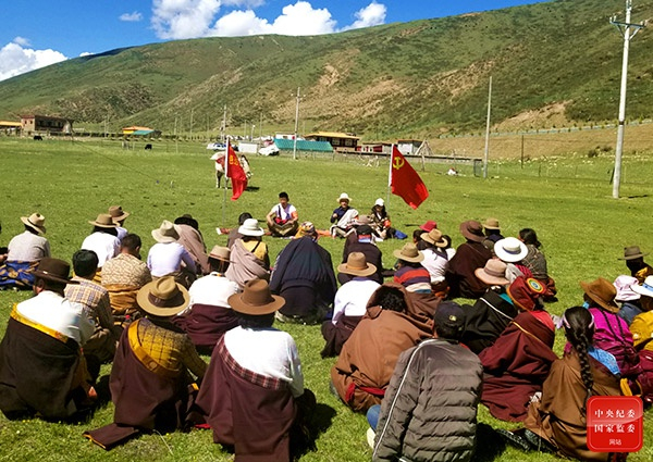 图为“色达马背廉政宣讲队”深入洛若镇知青村进行宣讲。本报记者 段相宇 摄