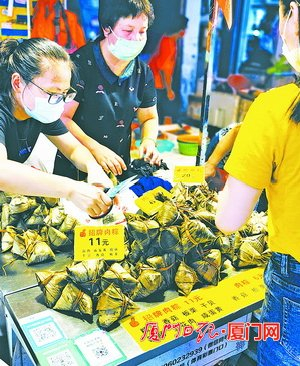 　▲各种粽子琳琅满目。