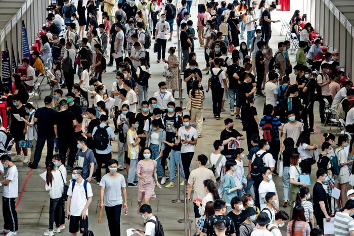 6月1日，2020夏季武汉市高校毕业生首场线下招聘会现场。图/IC