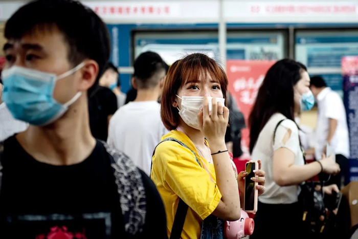  6月1日，2020夏季武汉市高校毕业生首场线下招聘活动在江汉大学举行，一名大学毕业生看着招聘信息。图/IC