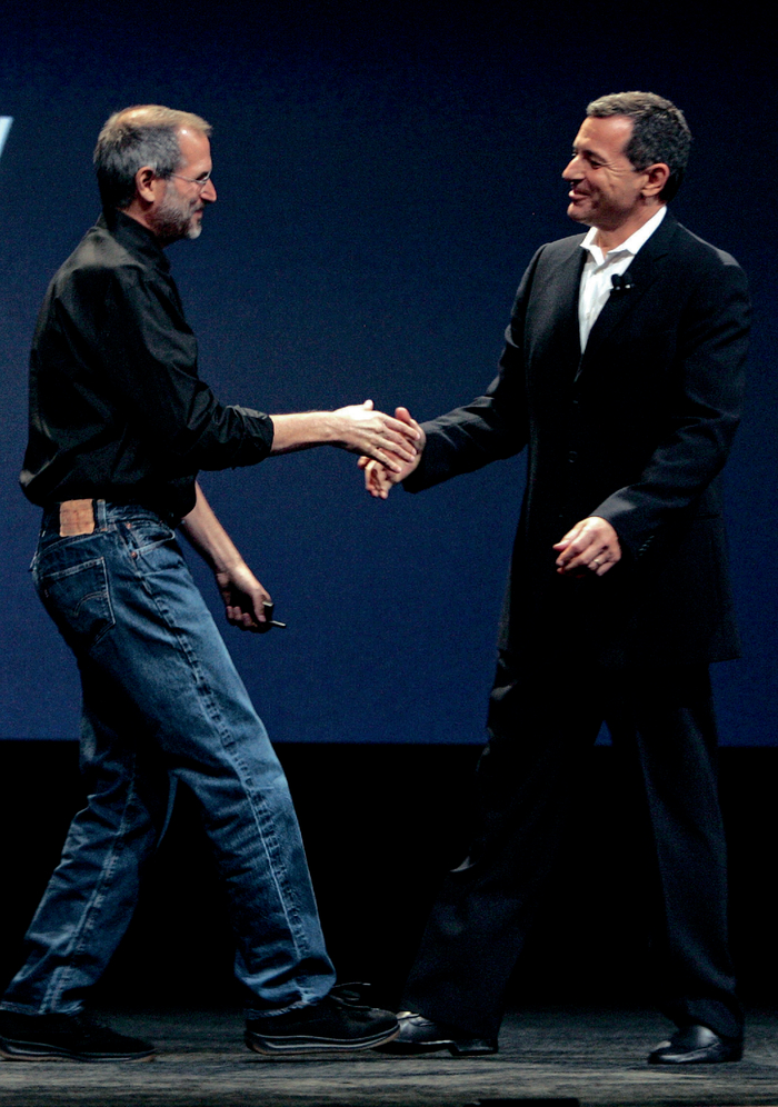 ▲2005年，艾格在和乔布斯一起宣布，ABC电视节目将会在新款视频iPod上播出，这是两人友谊中的一次重大突破。