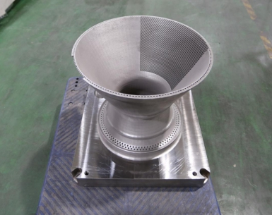 (历时135小时48分57秒打印而成的尾喷罩)