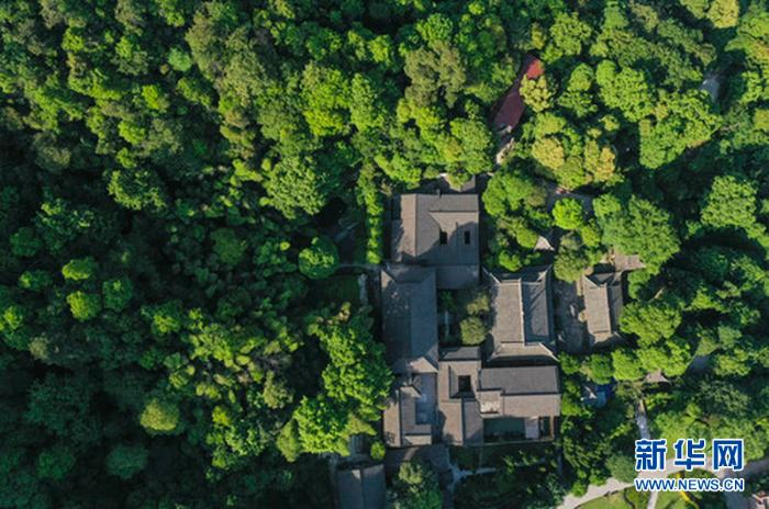 缙云寺掩映在绿树之中（5月18日摄　无人机照片）  新华社记者 刘潺摄