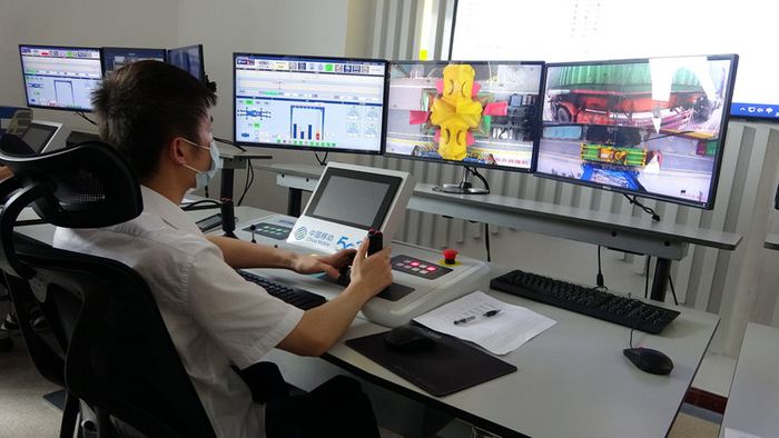 龙门吊司机正远程操控作业