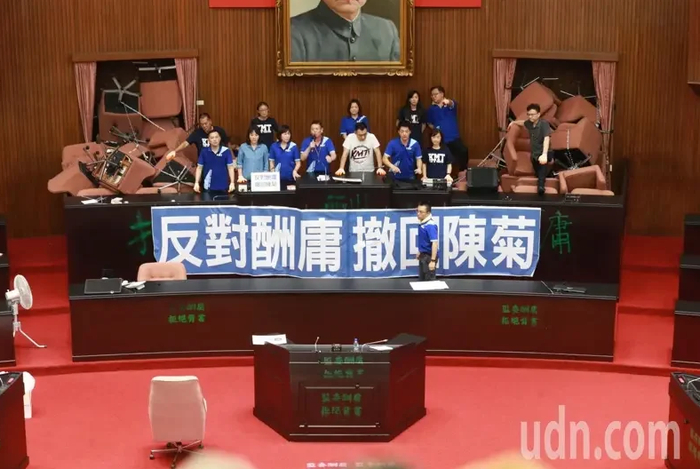 国民党“立委”占领“立法院” 图自台媒