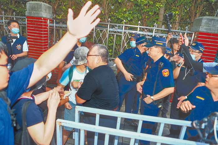 台湾警方在“立法院”门口装设栅栏 图自台媒