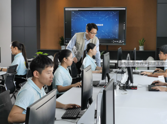 （深职院学生在天健建工学院建筑信息BIM应用中心进行实操演练。深职院供图）