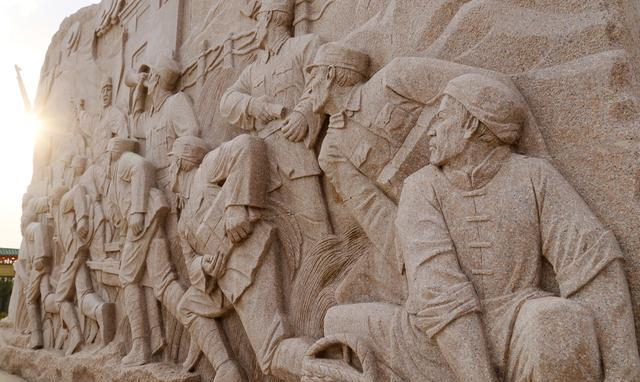 察哈尔烈士陵园主体雕像。